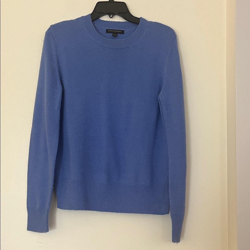💙✨ Banana Republic Blue Crew Neck Sweater – Size Small ✨